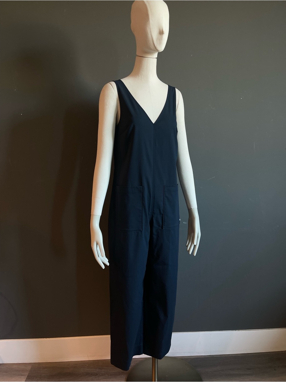 Kit and Ace Ink Navy V Neck Utility Pocket Jumpsuit Quiet Luxury Modern Sz 2 XS